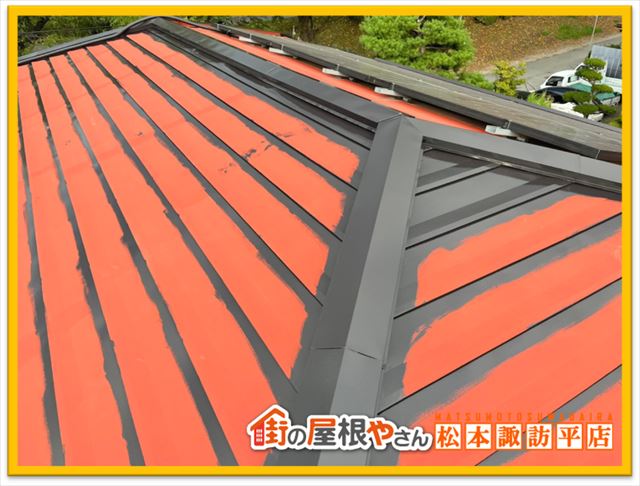 諏訪市アパート屋根塗装　中塗りダメ込み